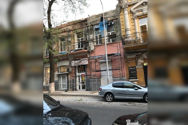 У дома нет навесов, защищающих прохожих от падающих стройматериалов У дома нет навесов, защищающих прохожих от падающих стройматериалов