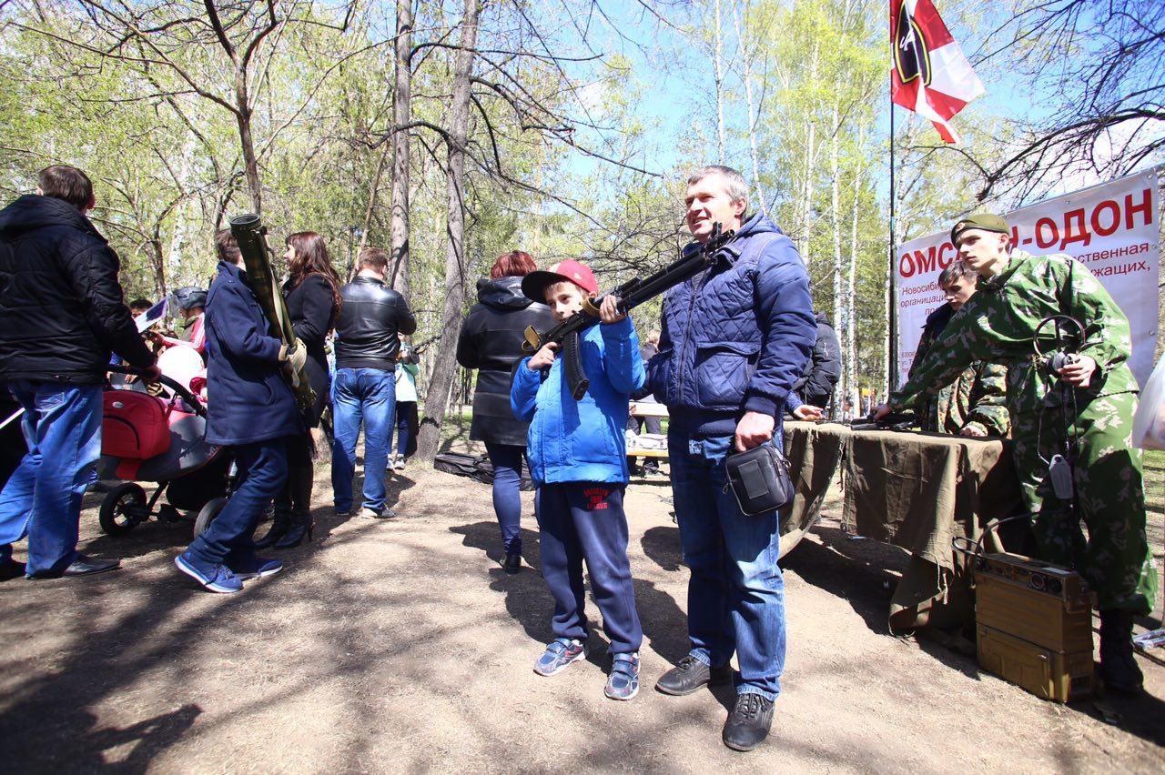 В Центральном парке можно сфотографироваться с оружием в руках. Фото Ольги Бурлаковой В Центральном парке можно сфотографироваться с оружием в руках. Фото Ольги Бурлаковой