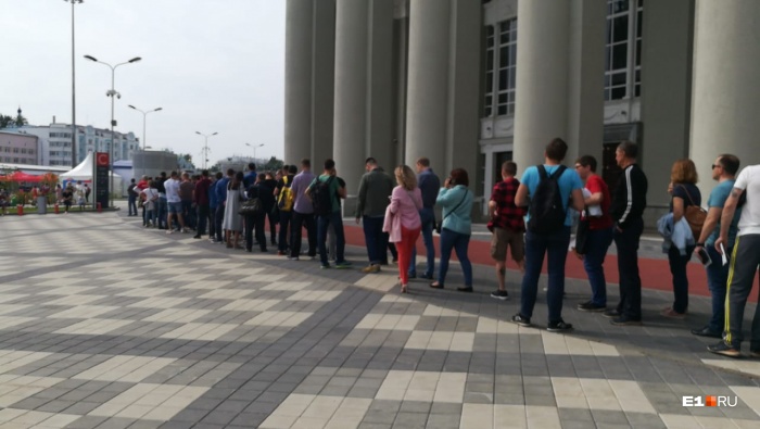 Люди стоят на улице, потому что внутрь пускают по 30–40 человек Люди стоят на улице, потому что внутрь пускают по 30–40 человек