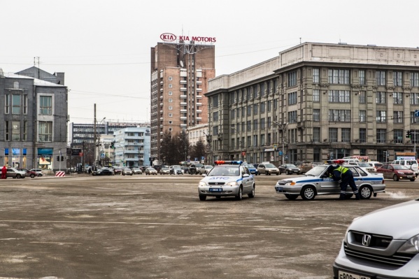 На площади Ленина до сих пор не поставили знаки, запрещающие ночную парковку На площади Ленина до сих пор не поставили знаки, запрещающие ночную парковку