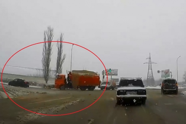 На пути грузовика оказалась легковая машина На пути грузовика оказалась легковая машина 