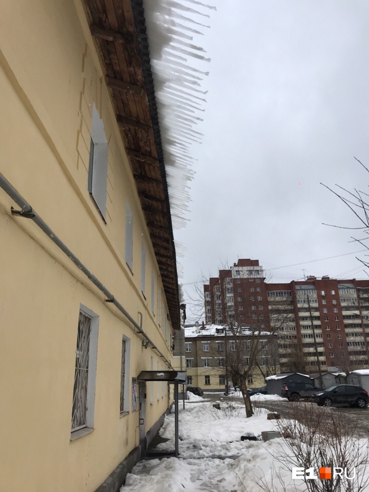 Дом на Циолковского, 78. Автор фото говорит, что у них и двор ни разу за зиму не чистили Дом на Циолковского, 78. Автор фото говорит, что у них и двор ни разу за зиму не чистили