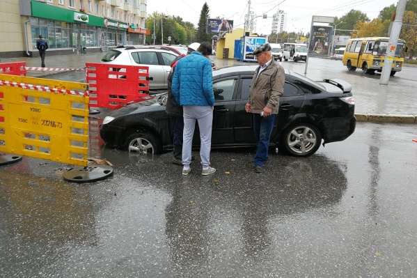 Какой глубины провал, неизвестно, но колеса автомобиля ушли туда наполовину Какой глубины провал, неизвестно, но колеса автомобиля ушли туда наполовину