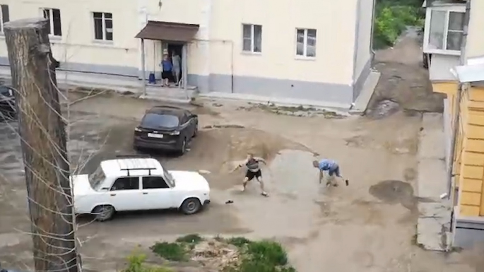 Свидетелями конфликта стали больше десяти человек, в том числе дети Свидетелями конфликта стали больше десяти человек, в том числе дети