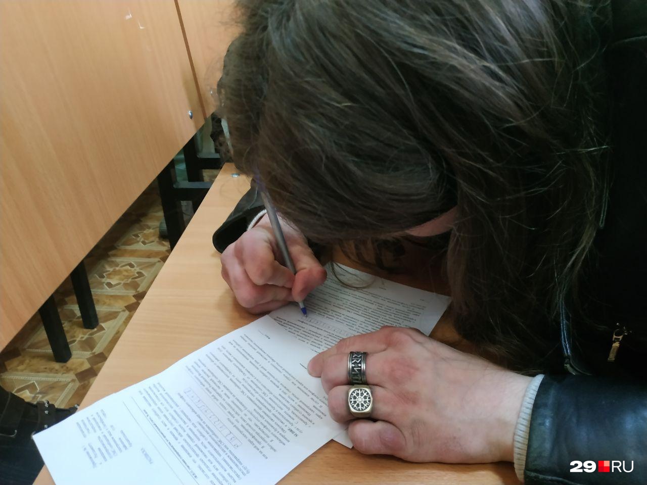 Людям дали подписать расписку о согласии на СМС-уведомления из суда Людям дали подписать расписку о согласии на СМС-уведомления из суда