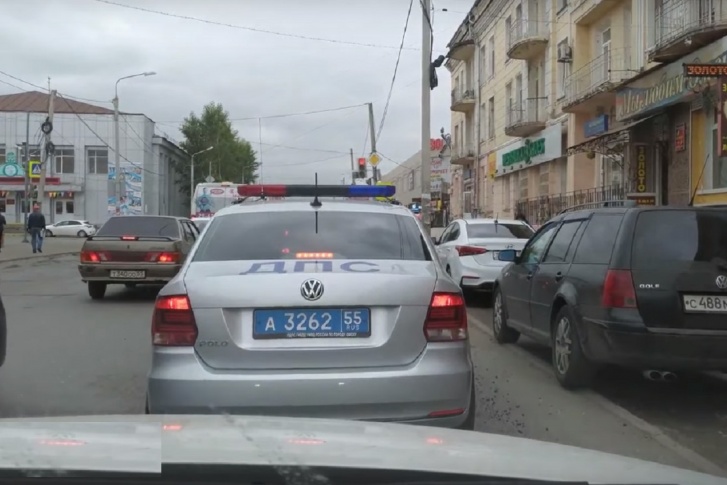 На улице Лобкова общественники заметили автомобиль ДПС На улице Лобкова общественники заметили автомобиль ДПС