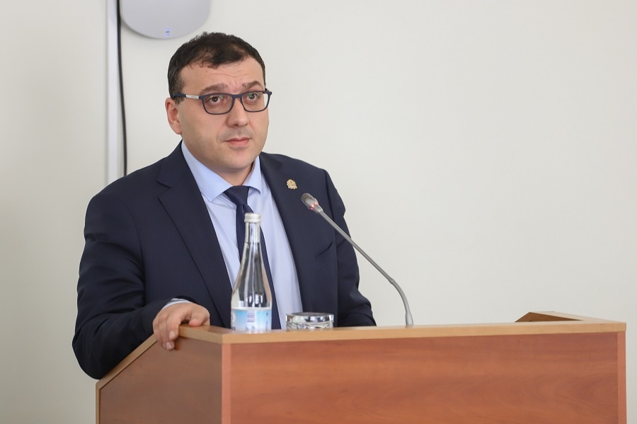 Из-под стёкол своих очков на нас смотрит...