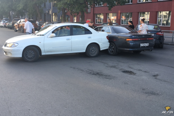Водитель белого Nissan слегка «подбил» Toyota Водитель белого Nissan слегка «подбил» Toyota