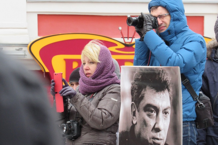 Ирина Славина (слева) на одной из акций памяти Бориса Немцова Ирина Славина (слева) на одной из акций памяти Бориса Немцова