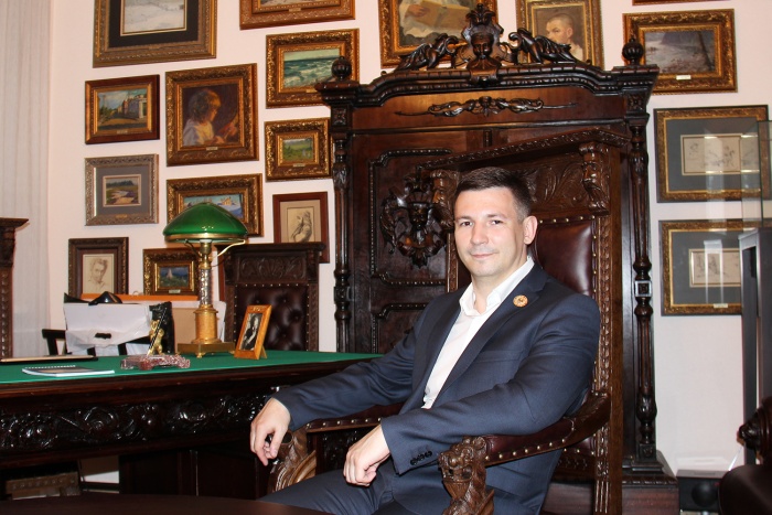 Коллекционер Григорий Гапонов разработал дизайн линейки мужских украшений с черепами — значок, медальон, запонки и перстень Коллекционер Григорий Гапонов разработал дизайн линейки мужских украшений с черепами — значок, медальон, запонки и перстень