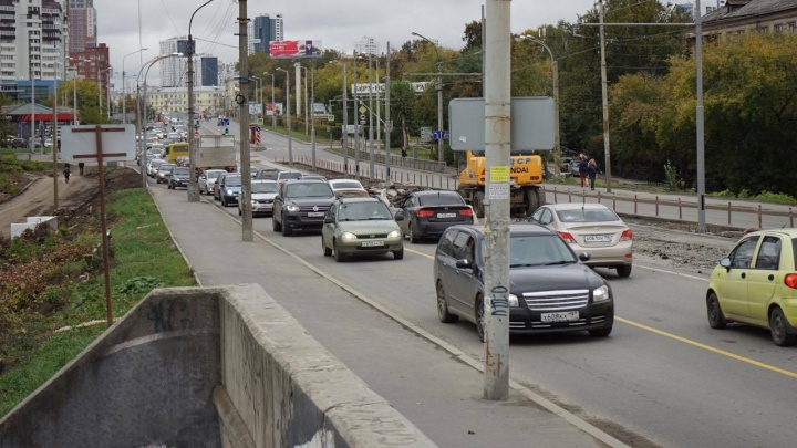 Пробки на коммунальном мосту в бийске фото