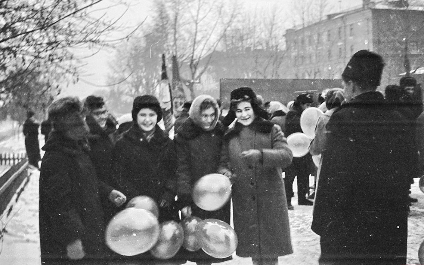 Советский ноябрь. Ноябрьские демонстрации в 80-х годах. Демонстрация 7 ноября в Новосибирске. Новосибирск 1984 год. Демонстрация 7 ноября в СССР 1970 годов в Новосибирске.