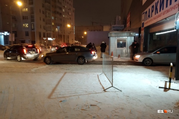 На парковке загорелась машина На парковке загорелась машина
