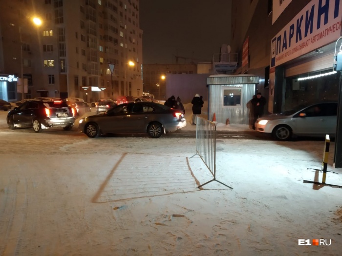 На парковке загорелась машина На парковке загорелась машина