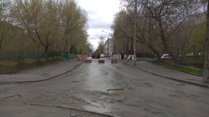 Улицу перегородили бетонными блоками Улицу перегородили бетонными блоками