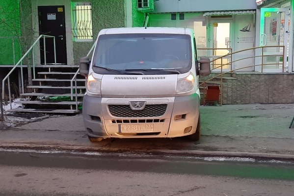 — Водитель микроавтобуса Peugeot (госномер К288ТР174) полностью перекрыл тротуар: пешеходы вынуждены обходить по проезжей части, где вечером всегда плотное движение, — написал автор фотографии — Водитель микроавтобуса Peugeot (госномер К288ТР174) полностью перекрыл тротуар: пешеходы вынуждены обходить по проезжей части, где вечером всегда плотное движение, — написал автор фотографии