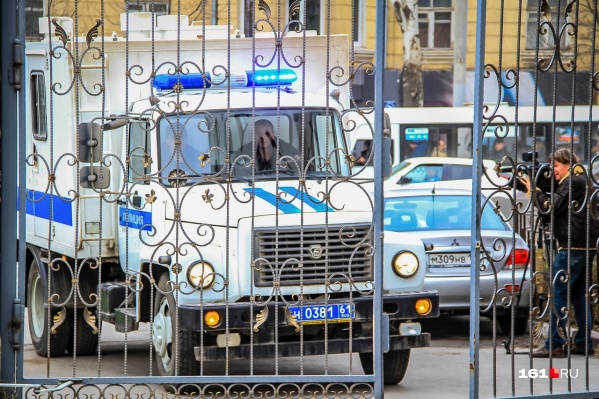Экс-полицейского задержали его коллеги — сотрудники управления собственной безопасности Экс-полицейского задержали его коллеги — сотрудники управления собственной безопасности 