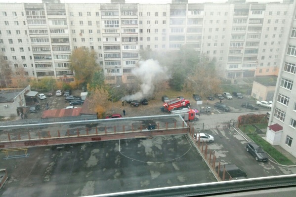 Взрыв услышали прохожие и жильцы соседних домов. Они же и вызвали пожарных Взрыв услышали прохожие и жильцы соседних домов. Они же и вызвали пожарных