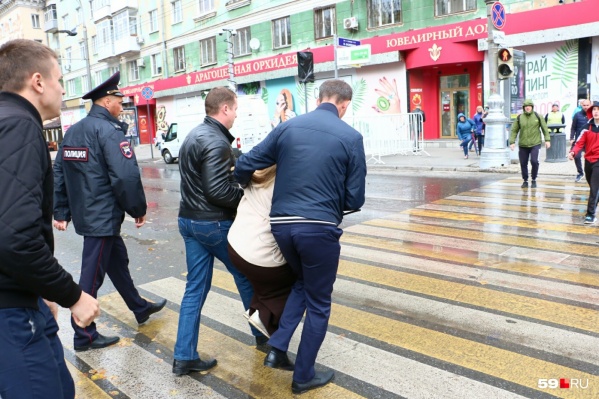 Полиция задержала координатора штаба Навального в Перми Наталью Вавилову перед самым началом акции Полиция задержала координатора штаба Навального в Перми Наталью Вавилову перед самым началом акции