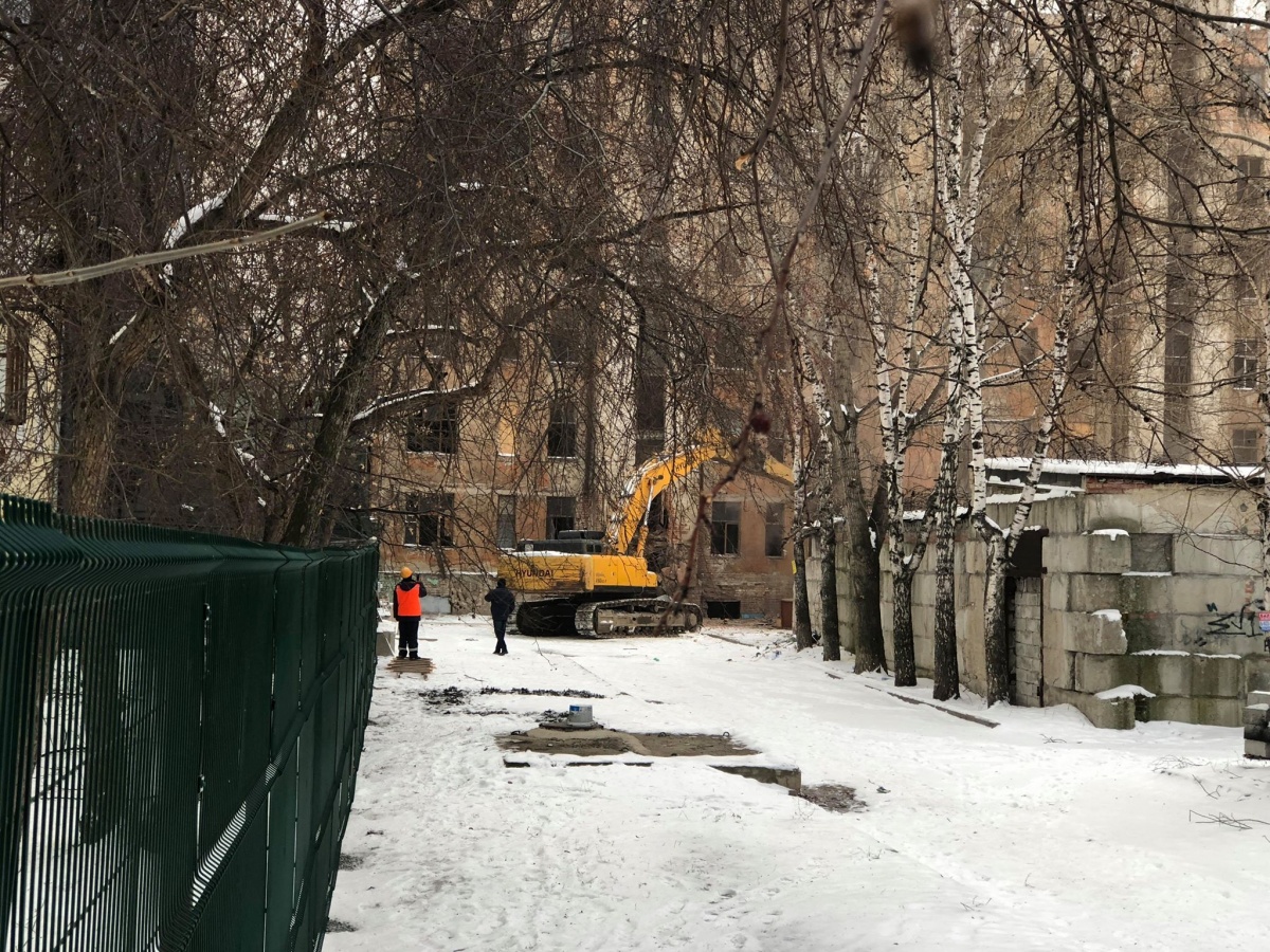 Останется только гора мусора: шестиэтажку на Чапаева начали сносить