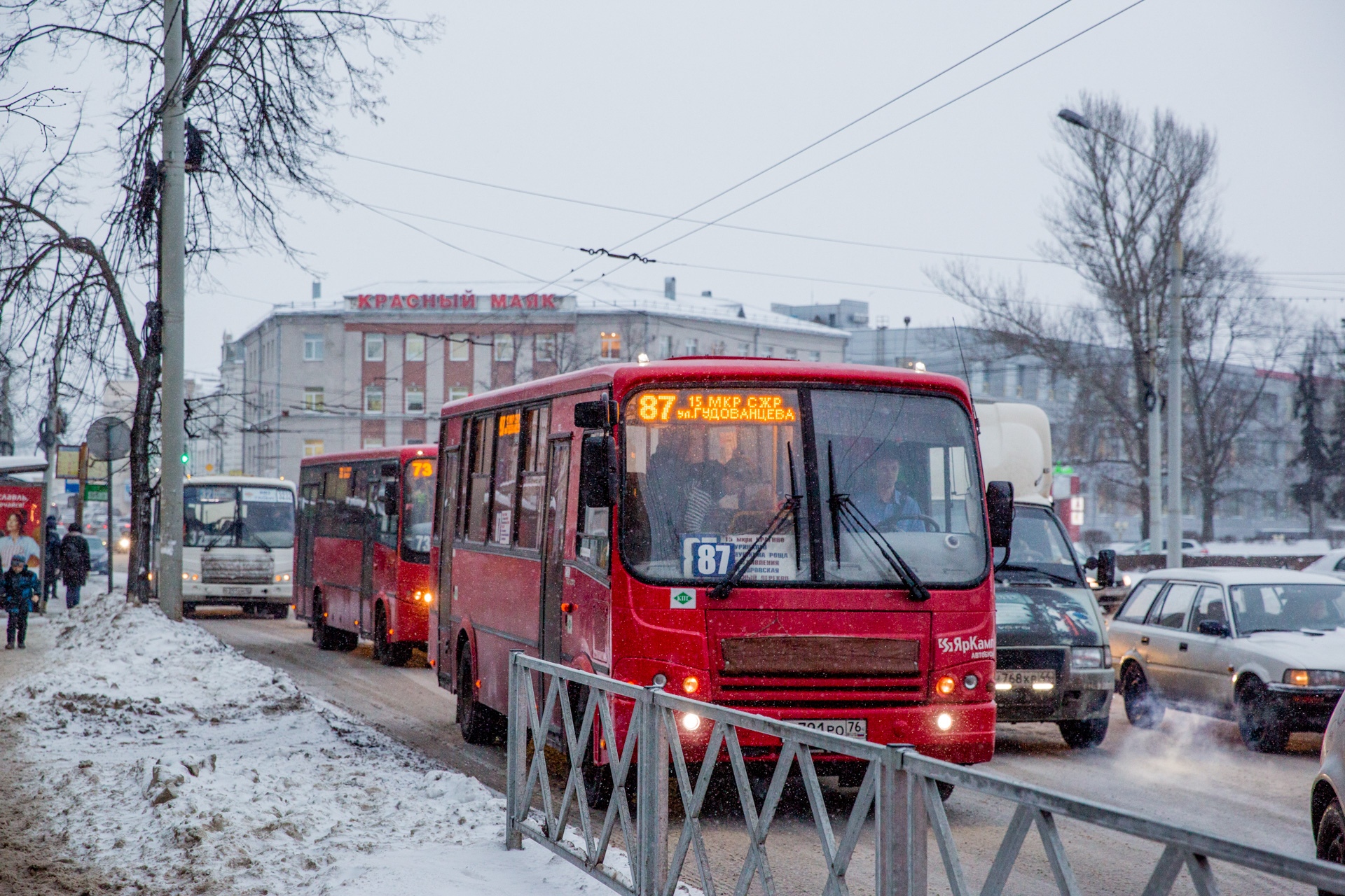 Транспортные ярославль. Транспорт Ярославль. Яр транспорт. Городской транспорт Ярославль. Автобус в Ярославле зимой.