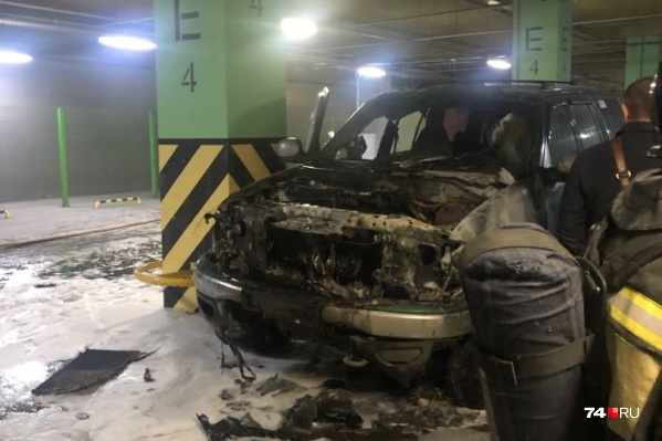 Загоревшийся автомобиль восстановлению, похоже, не подлежит Загоревшийся автомобиль восстановлению, похоже, не подлежит