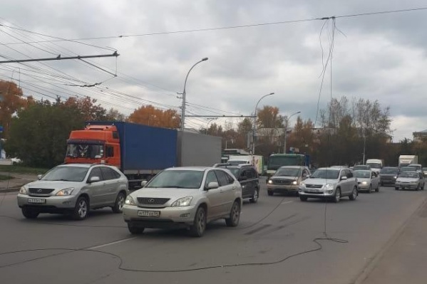По информации аваркомов, это не троллейбусные провода — троллейбусы в это время двигались По информации аваркомов, это не троллейбусные провода — троллейбусы в это время двигались