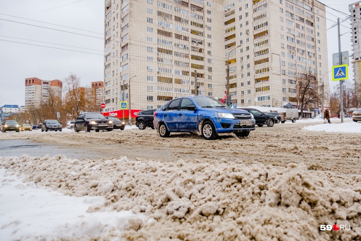 За снежную кашу на дорогах подрядчики теперь получают штрафы За снежную кашу на дорогах подрядчики теперь получают штрафы