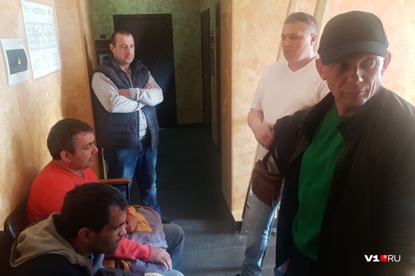 Все трое уже отсидели назначенные сроки в ИВС, но этим наказание может не ограничиться Все трое уже отсидели назначенные сроки в ИВС, но этим наказание может не ограничиться