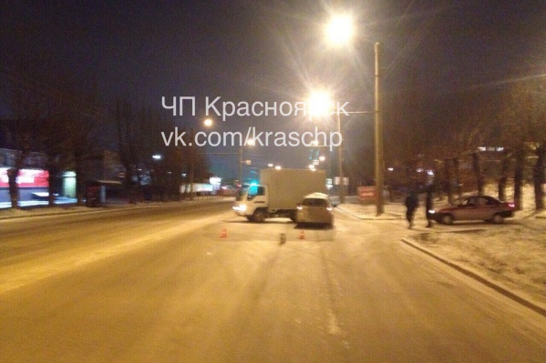 Пользователи соцсетей гадают, намеренно ли водитель грузовика подставился под удар Пользователи соцсетей гадают, намеренно ли водитель грузовика подставился под удар