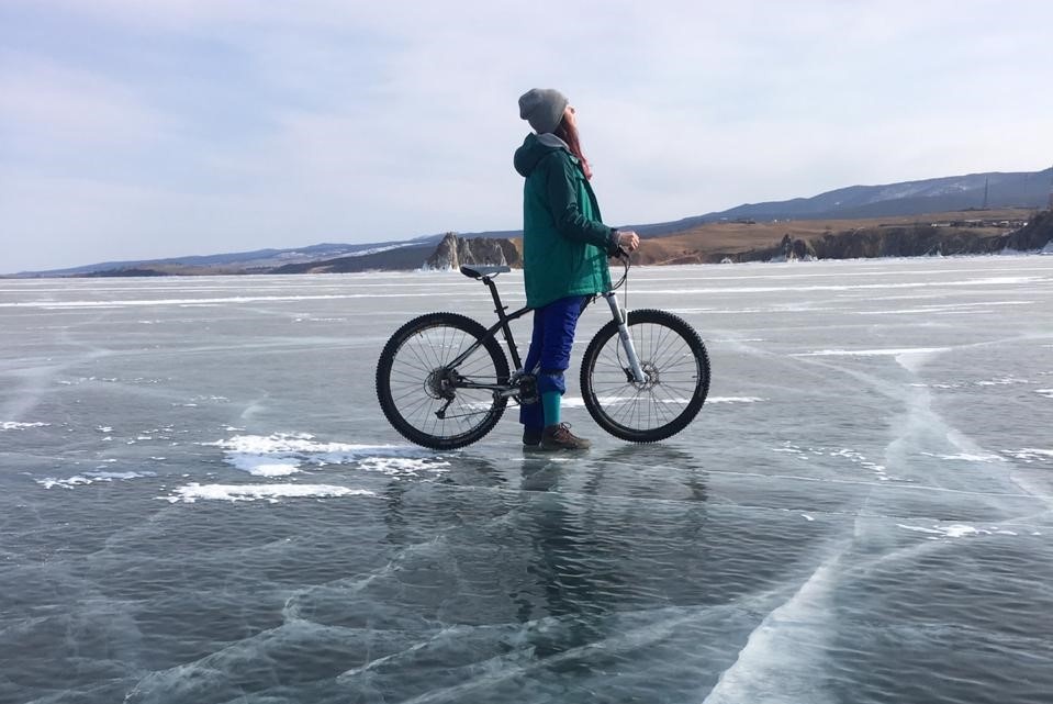 Одним из развлечений в программе Вики были поездки по прозрачному льду Байкала на велосипеде