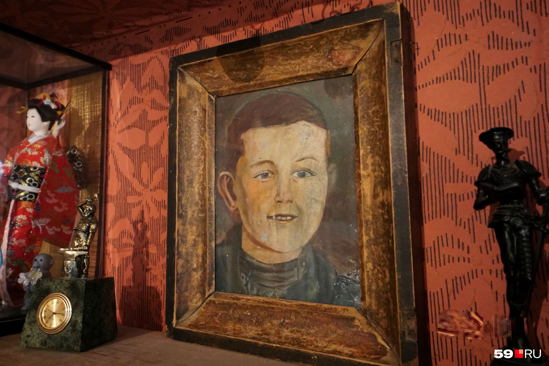 Детский портрет Кости написал красками в довоенные годы односельчанин и старший товарищ Собакина. Он погиб на войне 