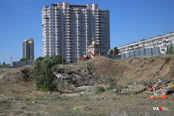 Сейчас в живописном месте должен был появиться ФОК, но, наверное, будет чей-то дом. Пока что — помойка Сейчас в живописном месте должен был появиться ФОК, но, наверное, будет чей-то дом. Пока что — помойка