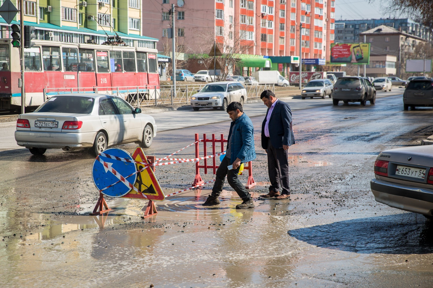 Дорожники периодически пытаются уничтожить эту достопримечательность, но она появляется вновь Дорожники периодически пытаются уничтожить эту достопримечательность, но она появляется вновь