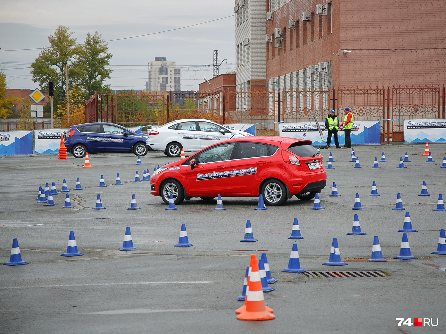 Учебный автомобиль. Экзамен в автошколе. Машина на автодроме. Экзамен на вождение автомобиля. Учебный автомобиль на автодроме.