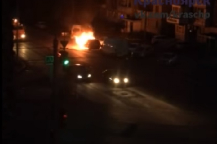 Автомобиль вспыхул в 4 часа утра 29 июля Автомобиль вспыхул в 4 часа утра 29 июля