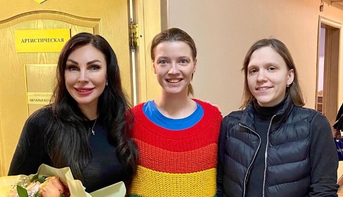 «Будет чем отбиваться»: Наталья Бочкарева получила необычный подарок на гастролях в Нижнем Новгороде