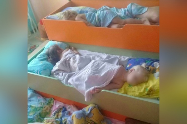 В детском саду «Агуша» детей иногда укладывали по двое в одну кровать — не хватало спальных мест В детском саду «Агуша» детей иногда укладывали по двое в одну кровать — не хватало спальных мест