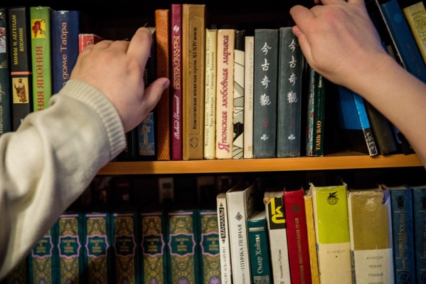 Хотя бумажные книги всё чаще заменяются электронными, отказываться от своих библиотек их владельцы не готовы Хотя бумажные книги всё чаще заменяются электронными, отказываться от своих библиотек их владельцы не готовы