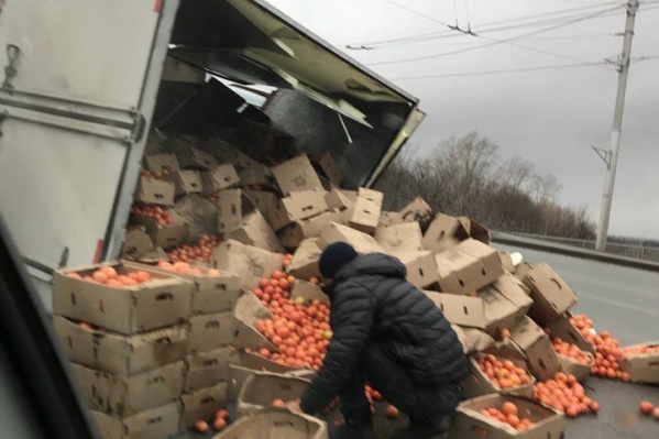 Томаты рассыпались по проезжей части Томаты рассыпались по проезжей части