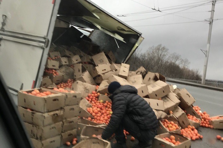 Томаты рассыпались по проезжей части Томаты рассыпались по проезжей части