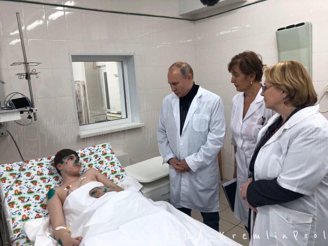 Путин пообещал раненному юноше, что тот скоро поправится Путин пообещал раненному юноше, что тот скоро поправится