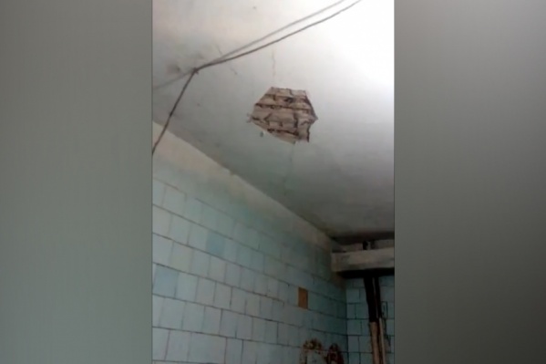 Жильцы дома жалуются на разрушенные стены, сгнившие полы и падающую штукатурку Жильцы дома жалуются на разрушенные стены, сгнившие полы и падающую штукатурку