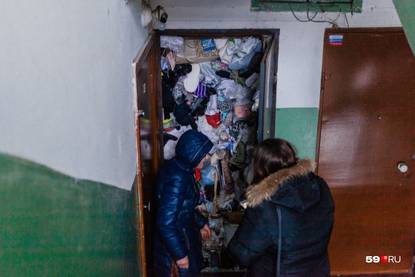 В квартиру бабушки Вали невозможно зайти — она под завязку забита вещами с мусорки В квартиру бабушки Вали невозможно зайти — она под завязку забита вещами с мусорки