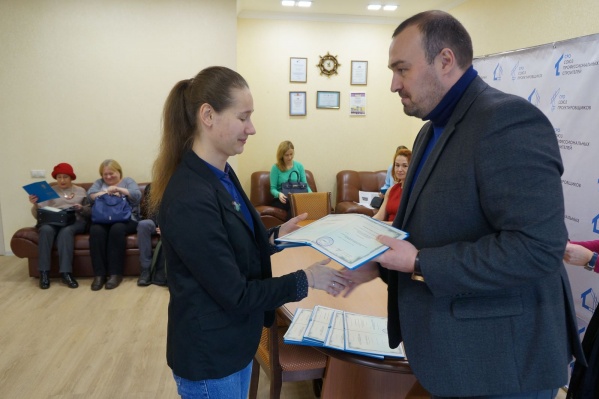 Дипломы о прохождении обучения им были вручены в торжественной обстановке в Союзе профессиональных строителей. Дипломы о прохождении обучения им были вручены в торжественной обстановке в Союзе профессиональных строителей.