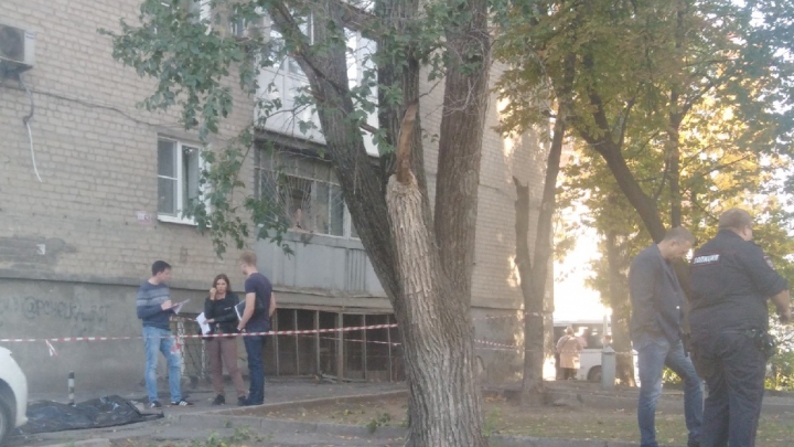 В Ростове на Красноармейской у многоэтажки нашли тело молодого человека