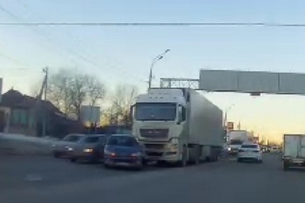 ДТП произошло в Ворошиловском районе Волгограда ДТП произошло в Ворошиловском районе Волгограда