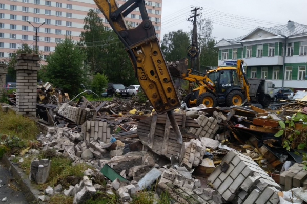 Горожане обратили внимание на шум при сносе кирпичного забора Горожане обратили внимание на шум при сносе кирпичного забора