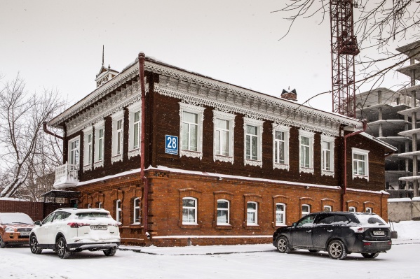 Дом на улице Красноярской, 28 принадлежал некоему А.Матвееву — известно, что он занимался промышленно-финансовыми делами. Сегодня в здании работает «Клиника доктора Панова» Дом на улице Красноярской, 28 принадлежал некоему А.Матвееву — известно, что он занимался промышленно-финансовыми делами. Сегодня в здании работает «Клиника доктора Панова»