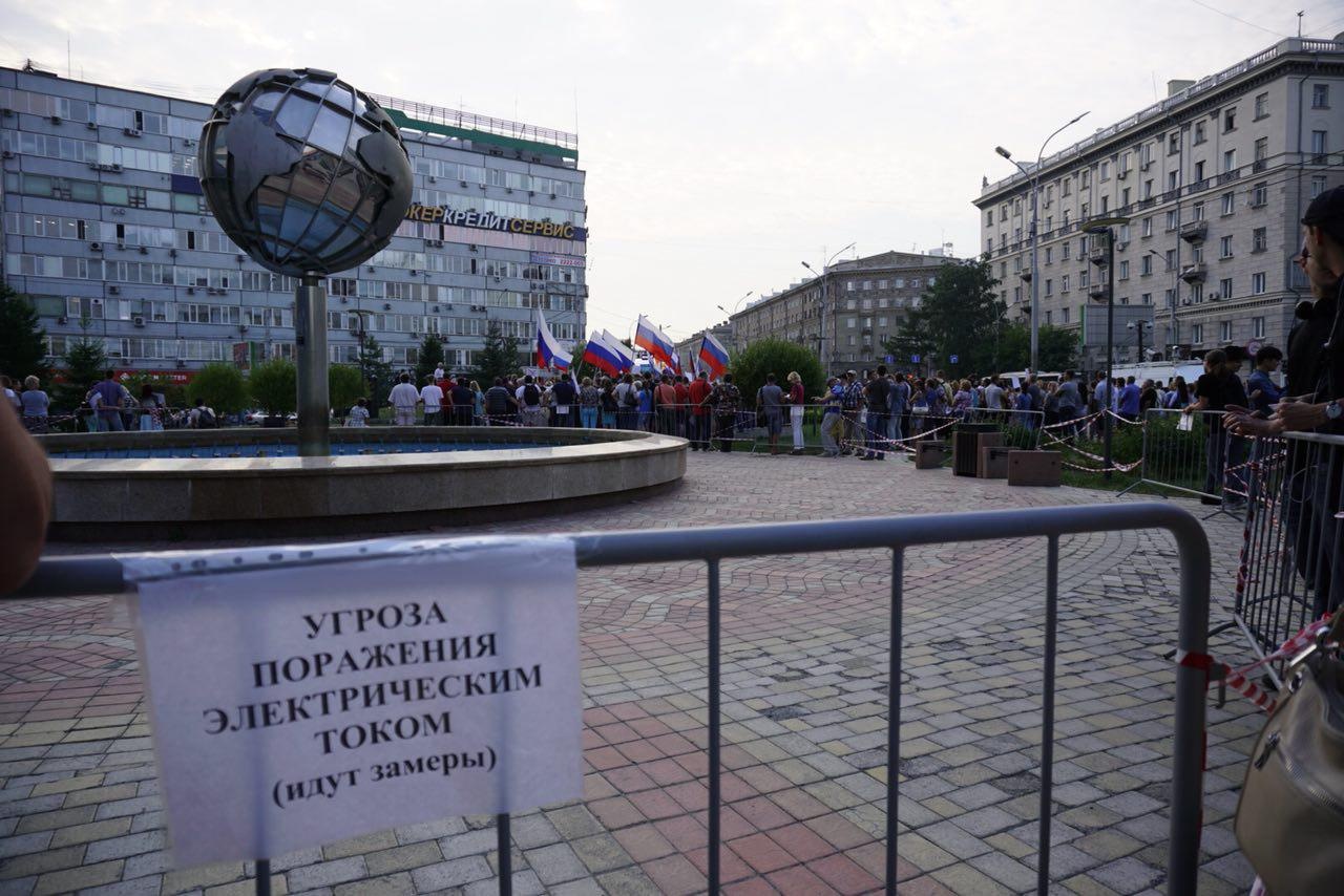 Накануне митинга фонтан огородили Накануне митинга фонтан огородили